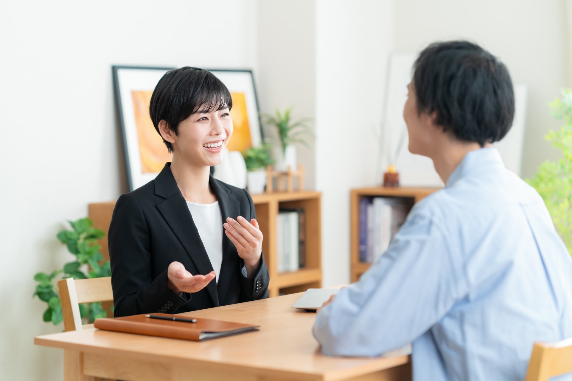 お墓について相談するご家族と専門スタッフ