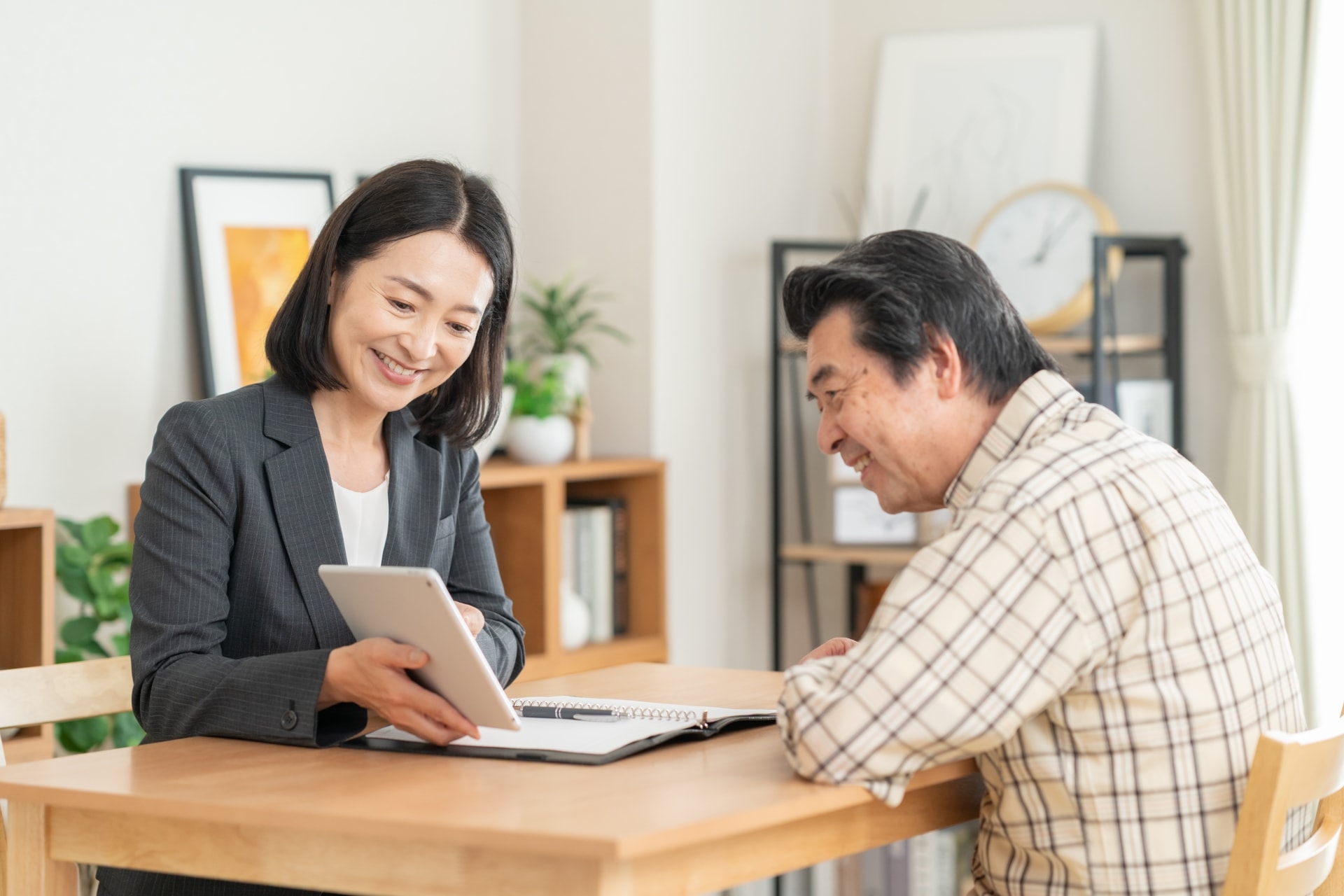 専門スタッフへお墓の希望を相談する様子