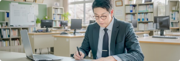 相続不動産の書類を確認する専門スタッフ