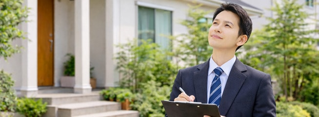 相続不動産を調査する専門スタッフ