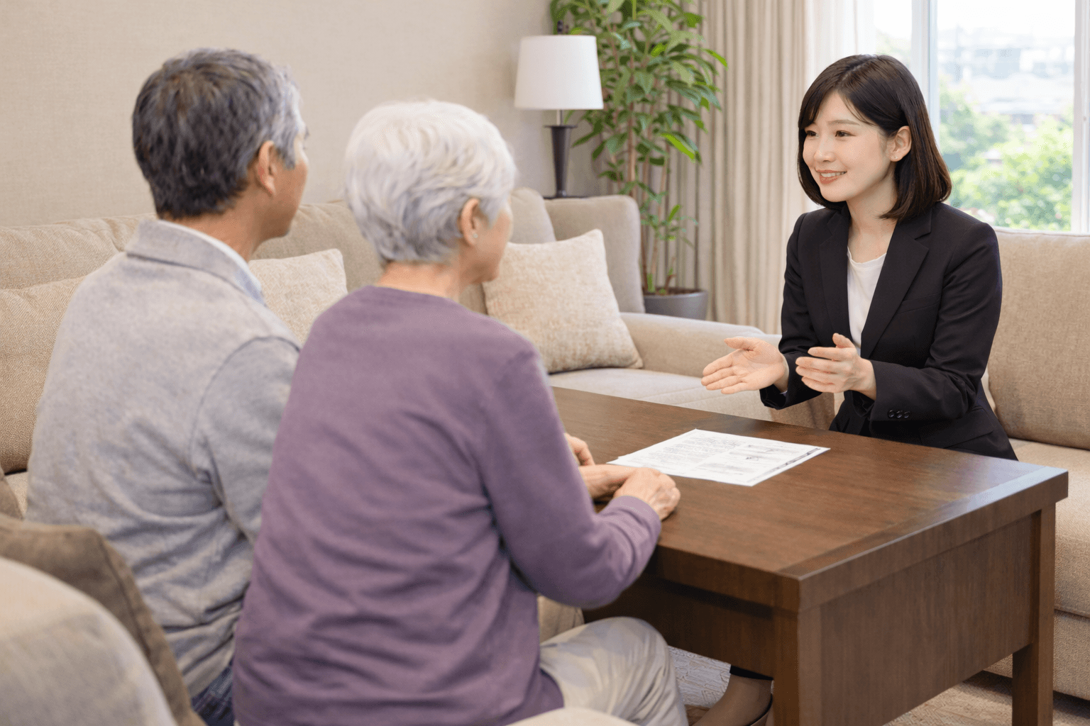 葬儀後のご相談を受けるセレモアのスタッフ