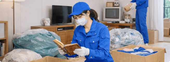 遺品を丁寧に仕分ける専門スタッフ