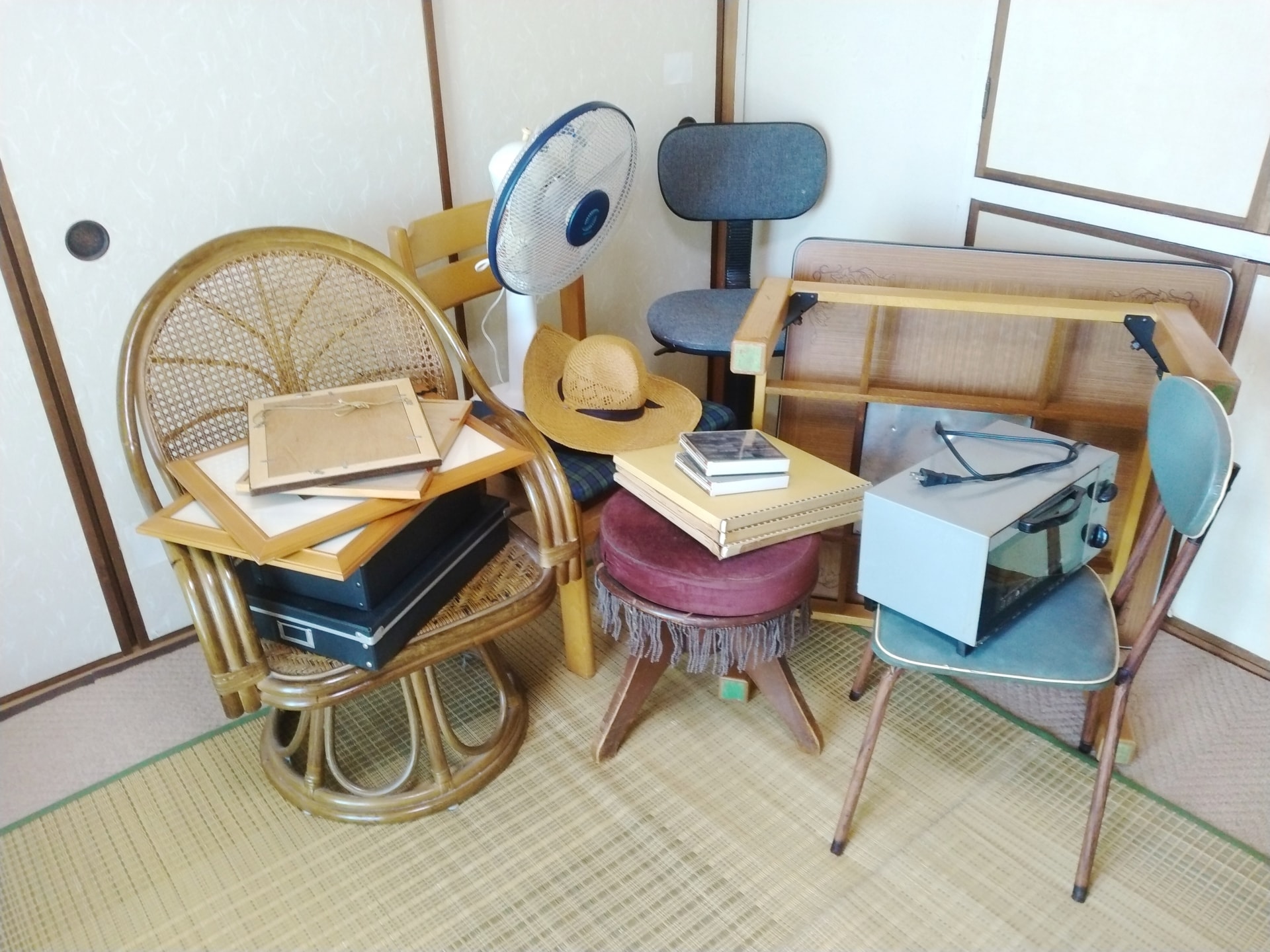 不用品を搬出するスタッフ
