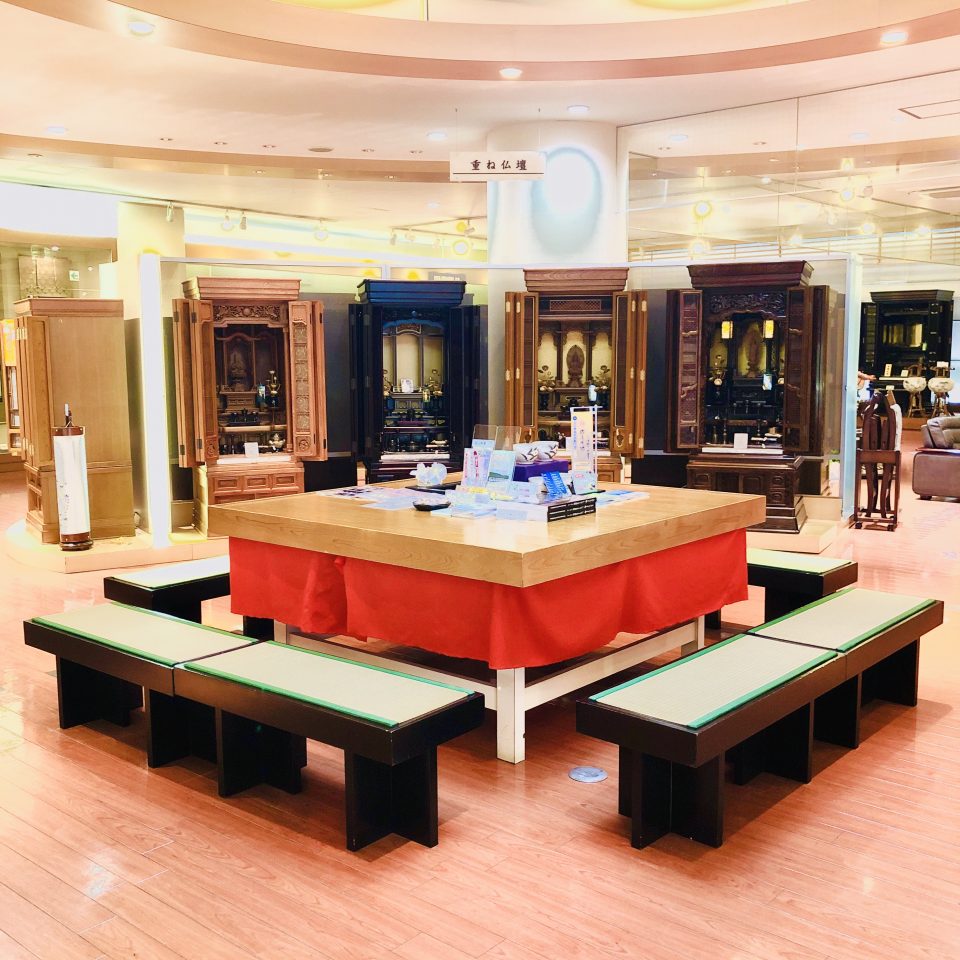 お仏壇や仏具を展示する店内