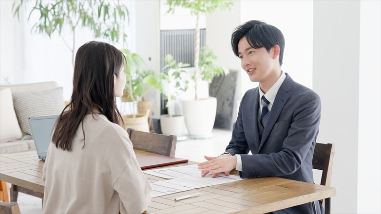 専門スタッフへ葬儀後の手続きを相談するお客様