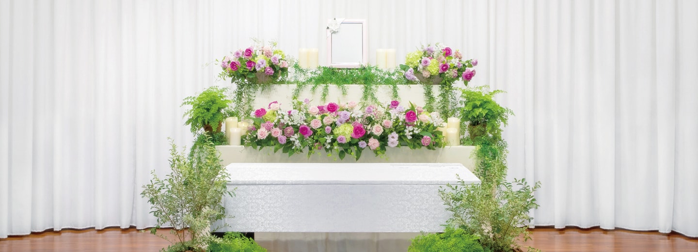 ピンクの花とグリーンで彩ったフラワー葬の祭壇例
