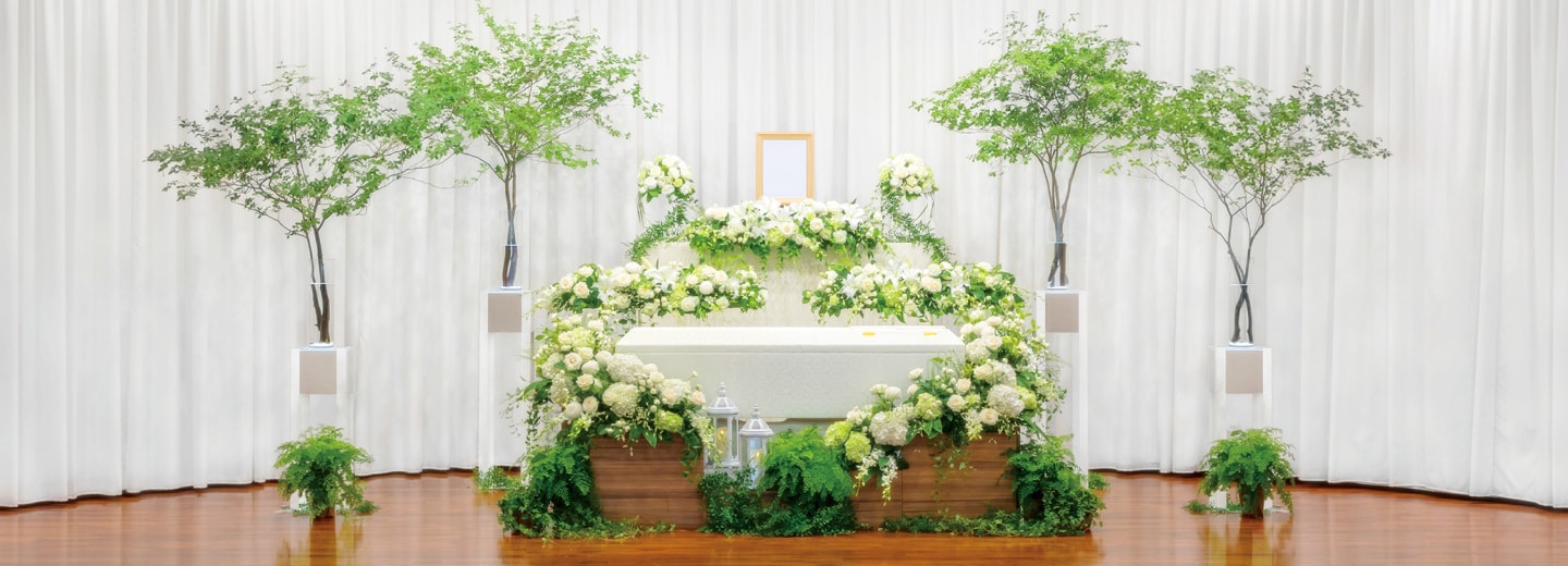 白い花とグリーン、樹木を配したフラワー葬の祭壇例