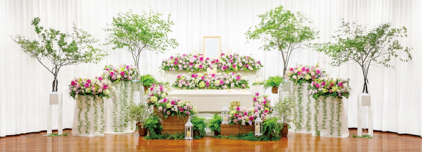 ピンクと白の花、グリーンを横広に配したフラワー葬の祭壇例