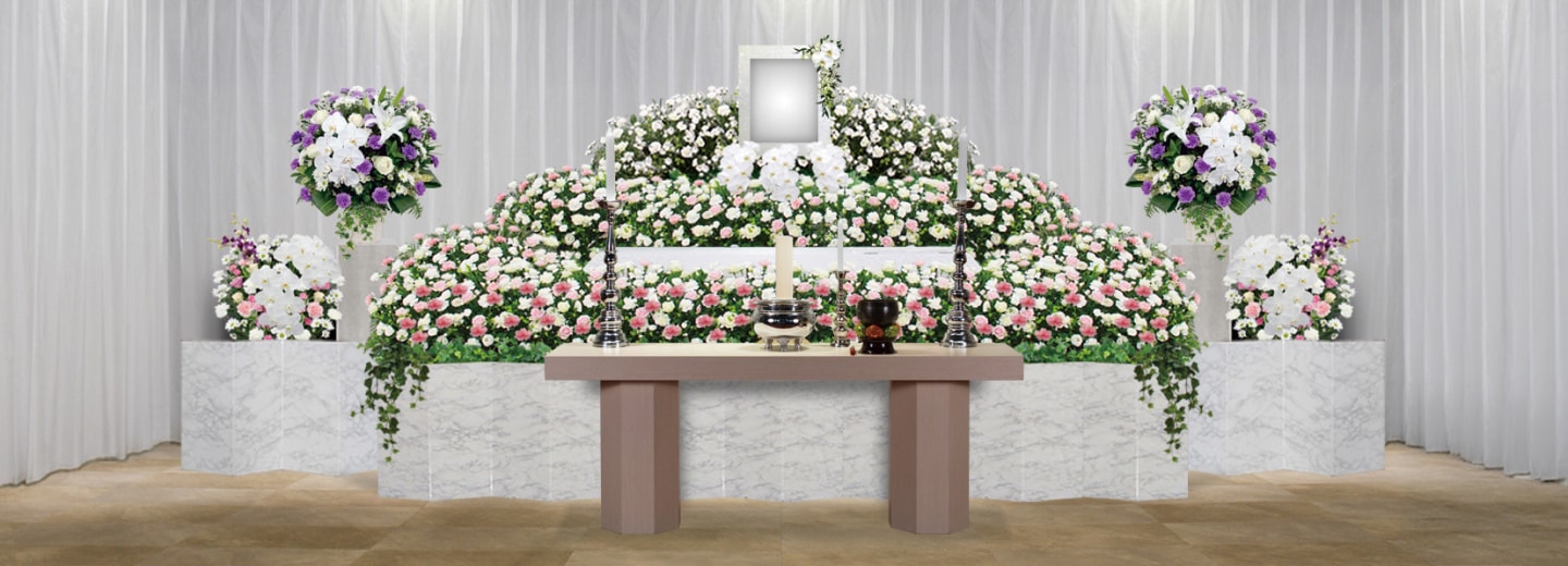 白と淡いピンクの花を横広に配した生花祭壇の例
