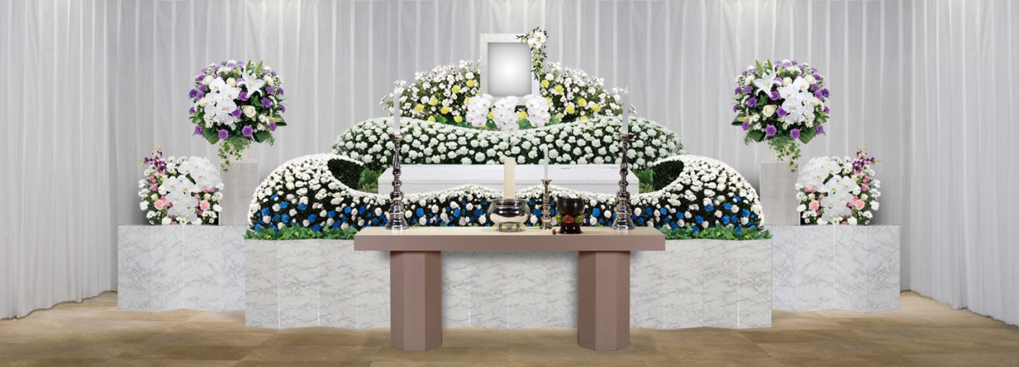 白と青の花を曲線状に配した生花祭壇の例