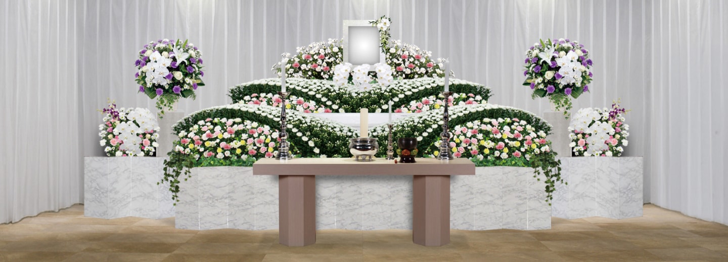 白と淡いピンクの花を段状に配した生花祭壇の例