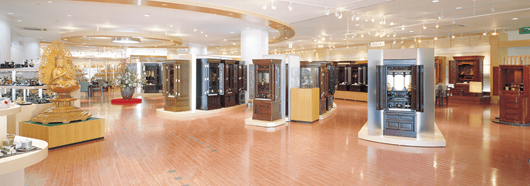 さまざまな仏壇を展示するお仏壇のセレモア店内