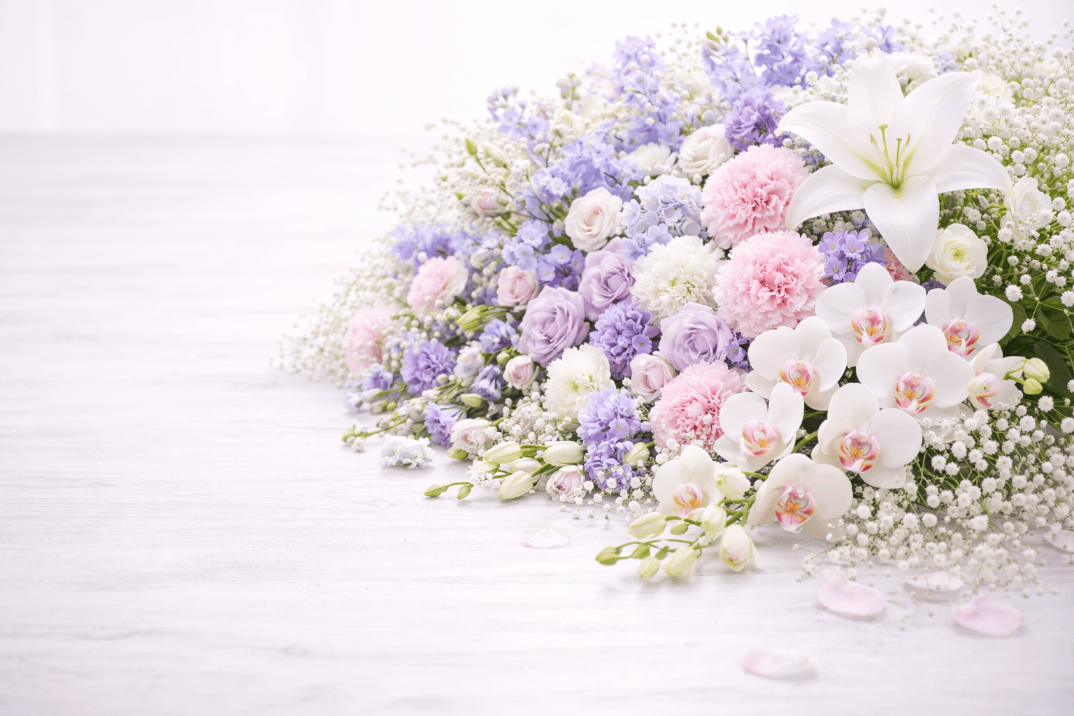 白やピンク、紫の花を使った慶弔用のフラワーアレンジメント