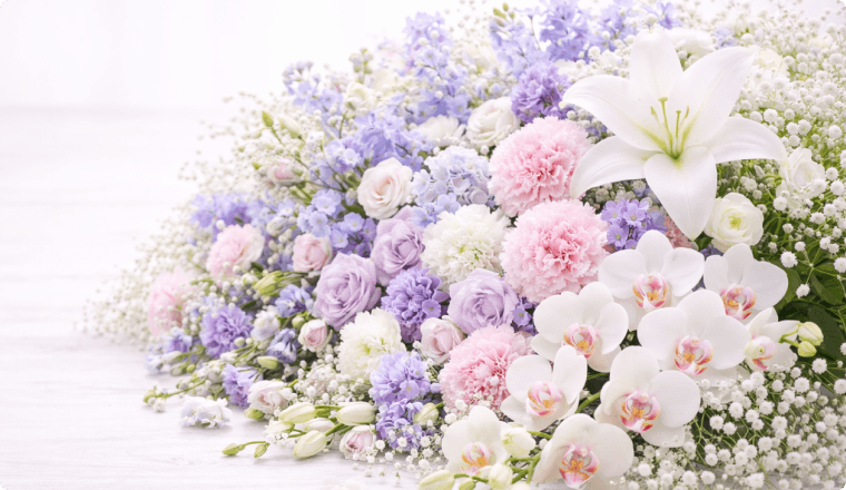 赤やピンクの花を使ったフラワーアレンジメント
