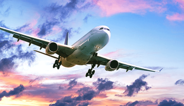 夕焼けの空を飛行する旅客機