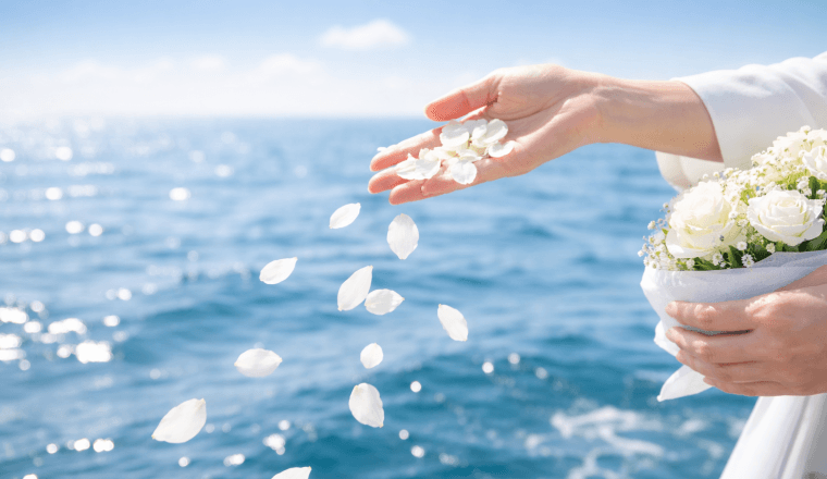 海に白い花びらを散らす海洋散骨の様子