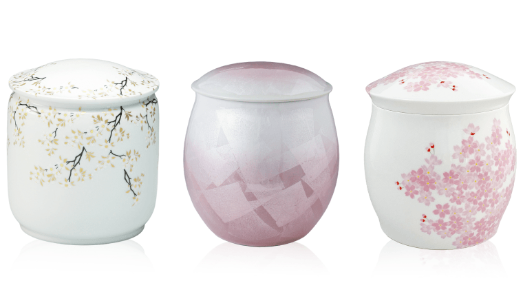 桜や銀彩をあしらった3つの創作骨壺
