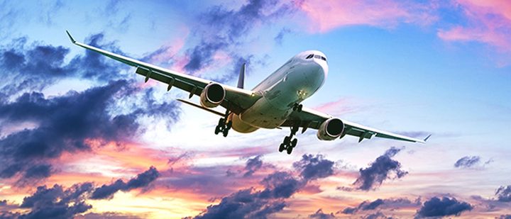 夕焼けの空を飛行する旅客機