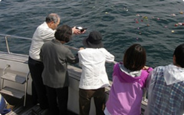 船上から海を見送るご遺族