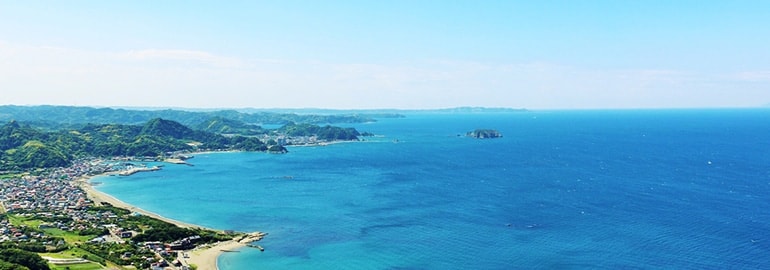 散骨を行う沿岸の海の風景