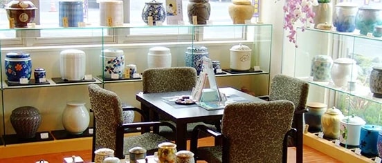 創作骨壺が並ぶ壺ギャラリー沙羅の店内