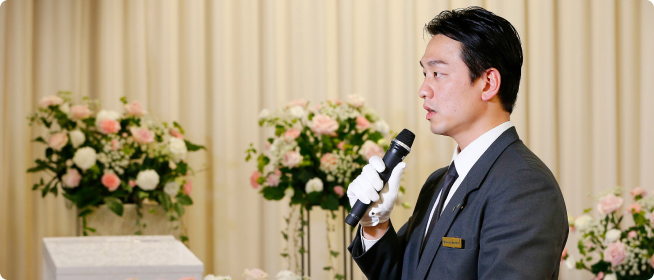 お葬儀で参列者に向けて挨拶するようす