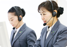 電話対応する葬儀スタッフ