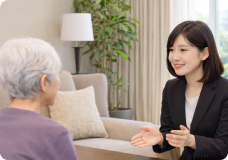 葬儀後の相談を受けるご遺族とスタッフ