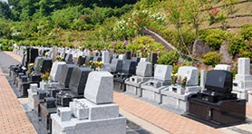 山の斜面に整備された民営霊園