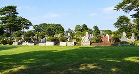芝生と樹木に囲まれた公営霊園