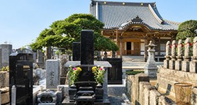 寺院の境内にある寺院墓地