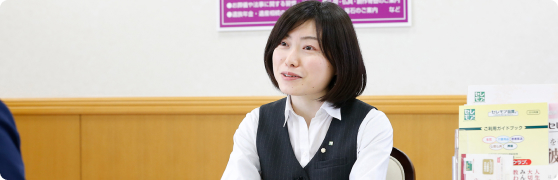 百貨店内のご相談窓口「セレモピアン」で来店客に応対するスタッフ